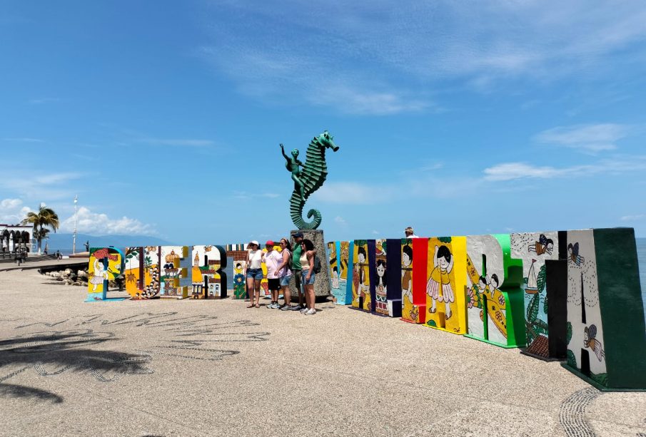 Personas posando en letras de Vallarta