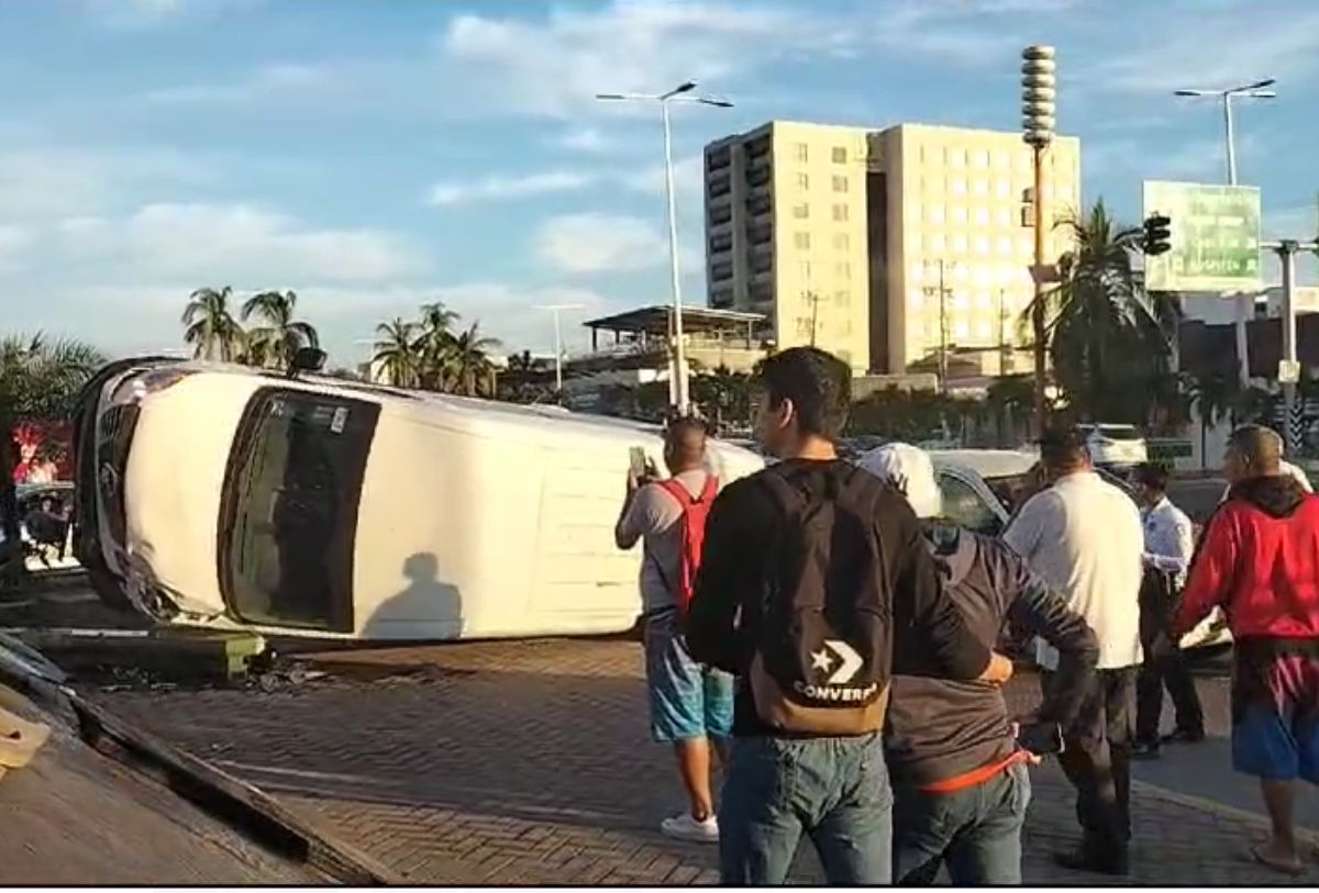 Personas tomando fotos a volcadura