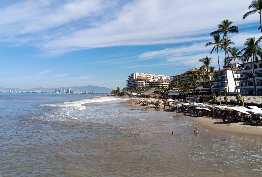 Playa de Vallarta con alta marea