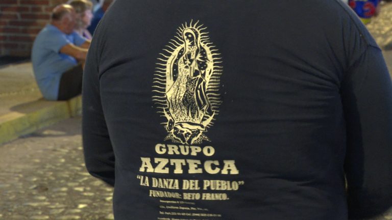 Playera con el logo del Grupo Azteca