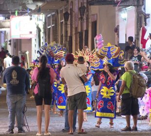 Pobladores viendo a danzantes