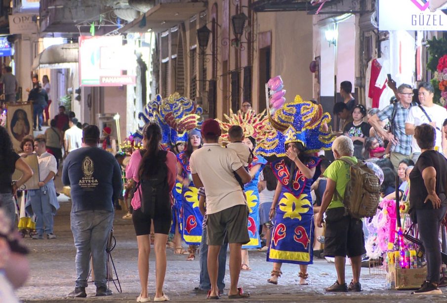 Pobladores viendo a danzantes