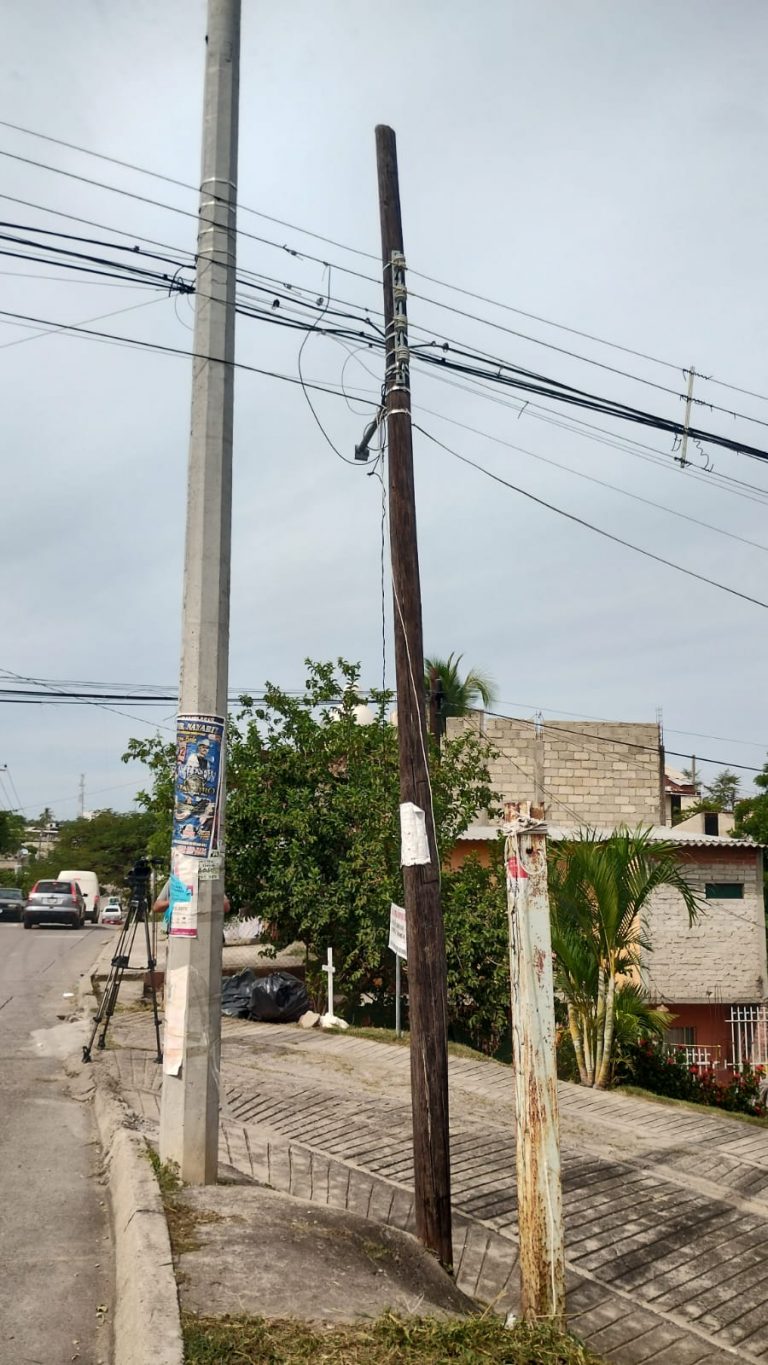 Poste de luz dañado