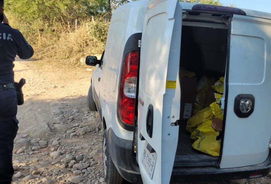 Mientras repartía mercancía de Mercado Libre, le robaron su camioneta