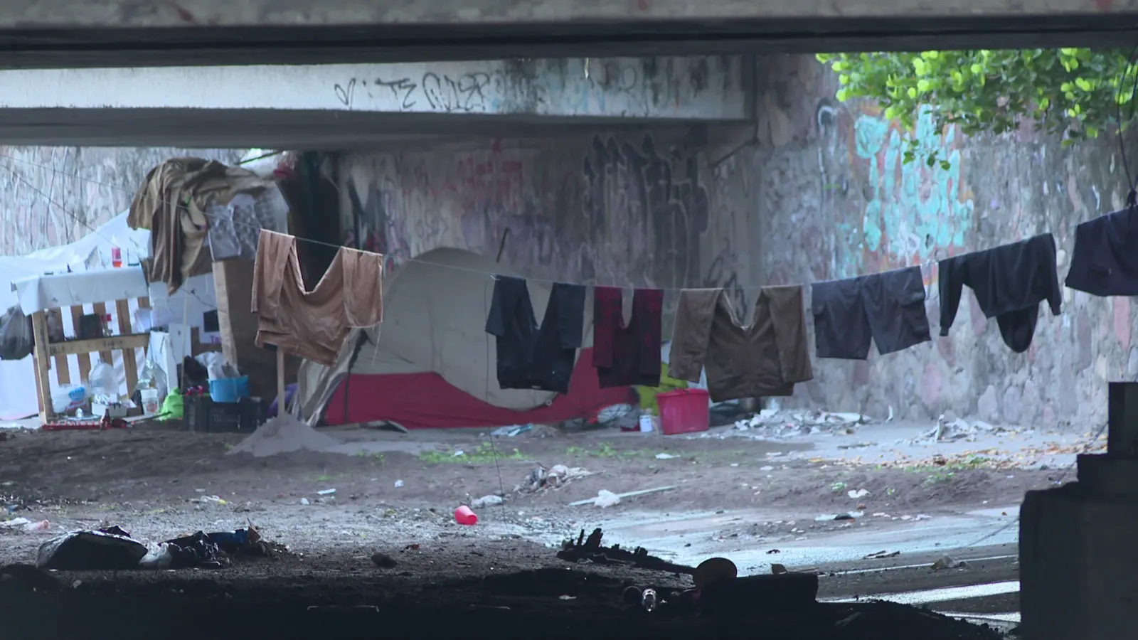Ropa tendida bajo un puente