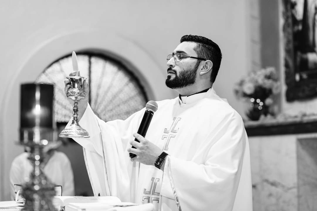 Sacerdote Osvaldo Toledo dando misa