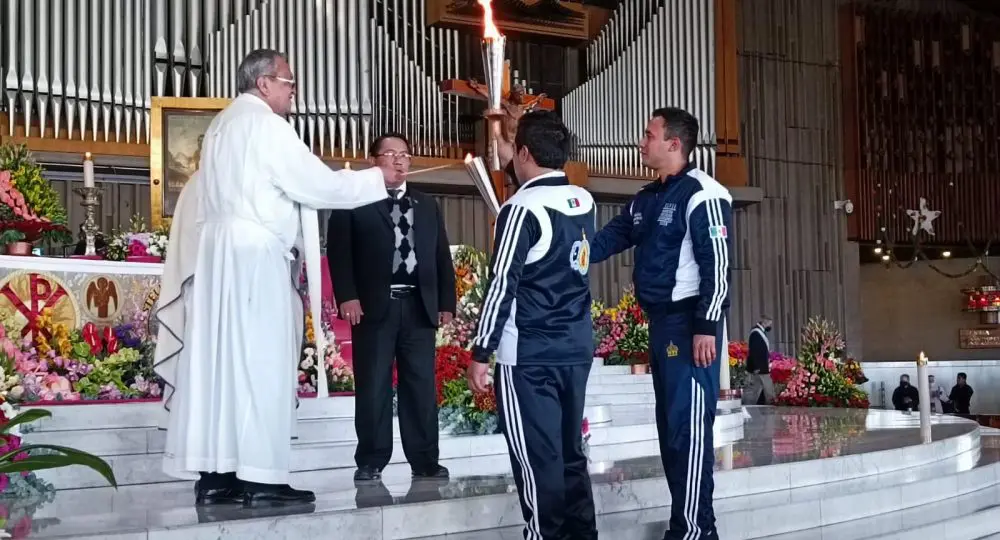 Sacerdote encendiendo antorcha