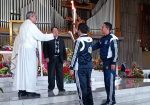 Sacerdote encendiendo antorcha