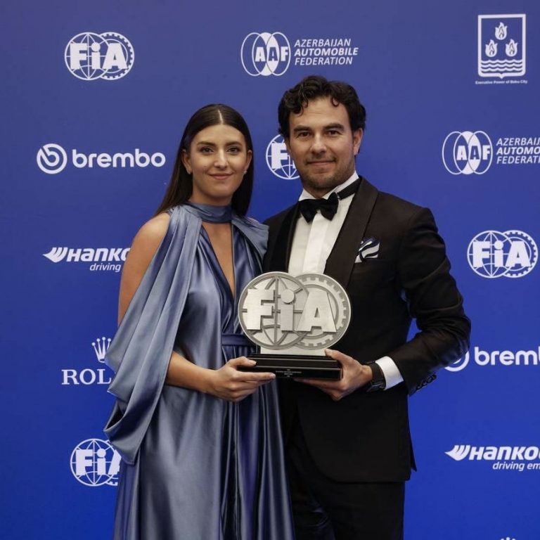Checo y esposa con premio como subcampeón 2023