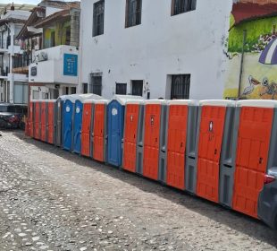 Colocación de letrinas causó malestar entre los vecinos de la colonia Centro