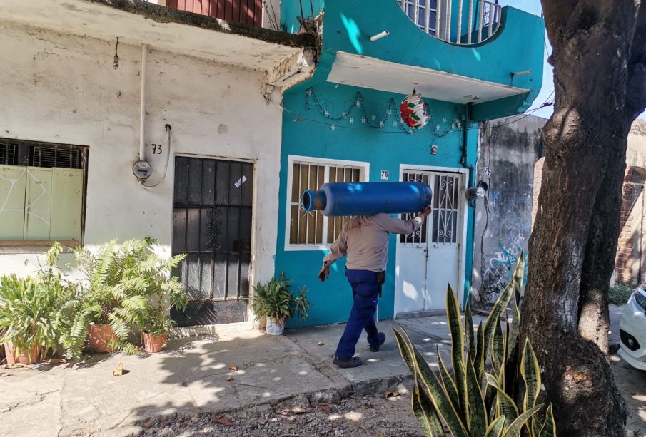 Trabajador cargando tanque de gas LP