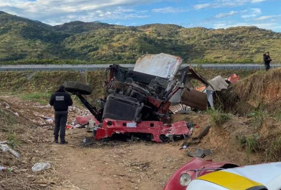 Tráiler desecho tras volcadura