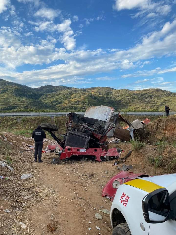 Tráiler destrozado tras volcadura