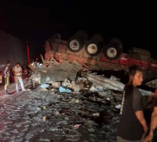 Traíler volcado en carretera