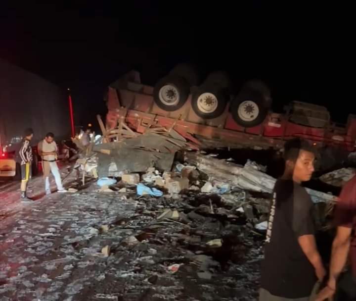 Traíler volcado en carretera