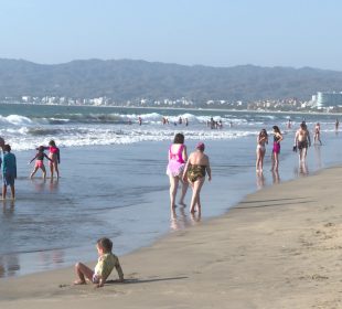 Turistas disfrutanto de la playa de vallarta