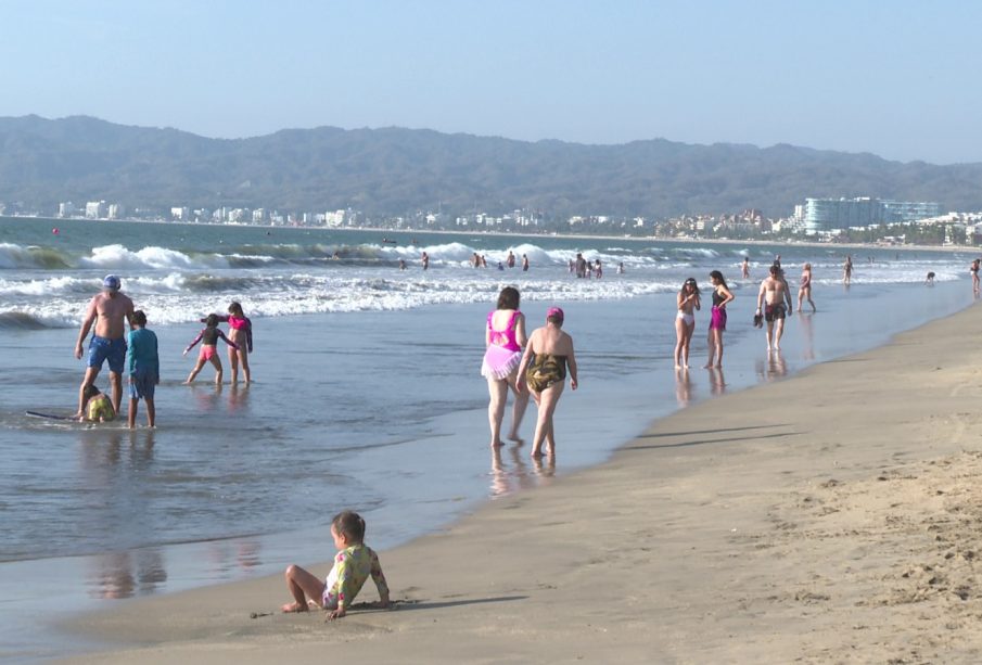 Turistas disfrutanto de la playa de vallarta