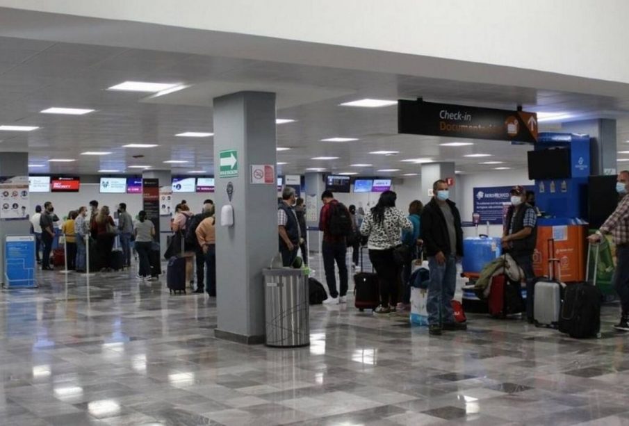 Turistas en aeropuerto de Puerto Vallarta