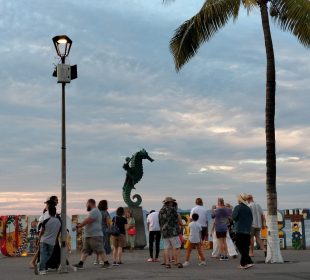 Turistas en letras de Vallarta