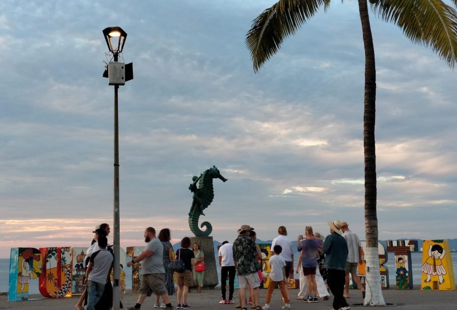 Turistas en letras de Vallarta