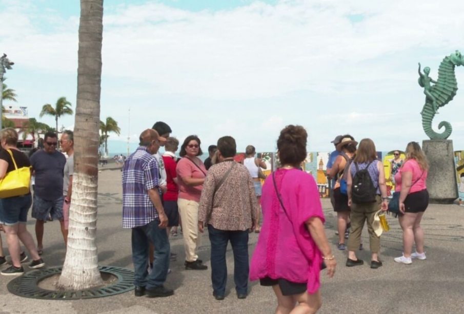 Turistas en malecón de Puerto Vallarta