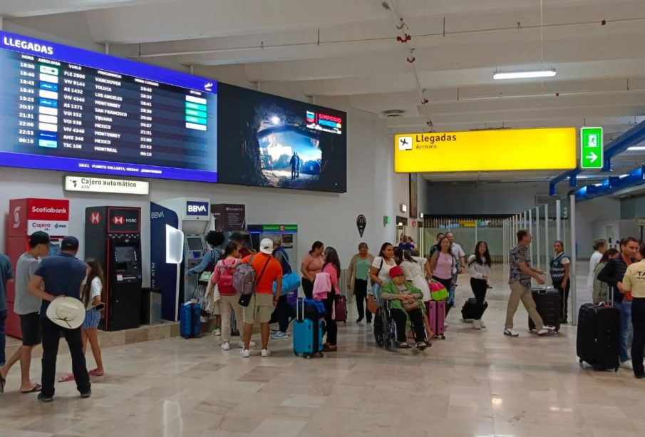 Turistas en terminal del aeropuerto de Puerto Vallarta