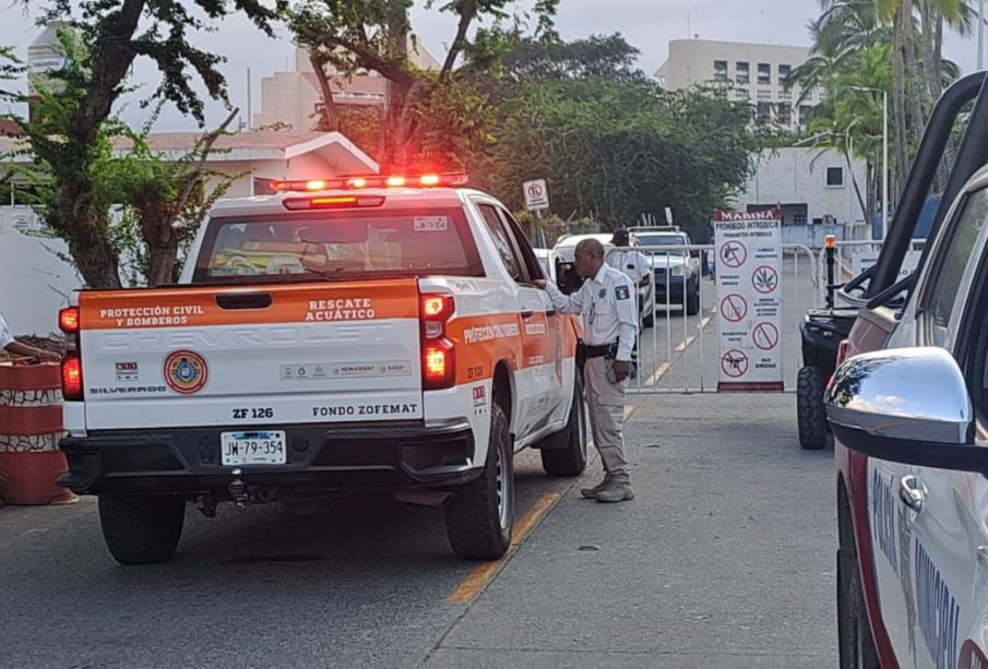 Unidad de rescate en Los Arcos de Mismaloya