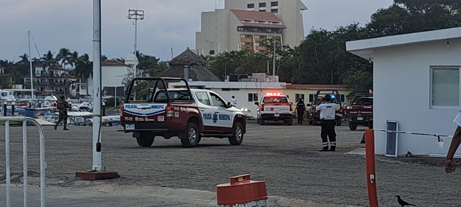 Unidades de emergencia en Los Arcos de Mismaloya