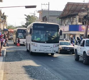 Unidades de trasporte público circulando en calle