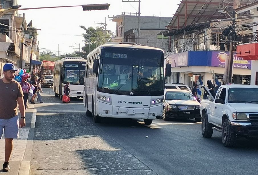 Unidades de trasporte público circulando en calle