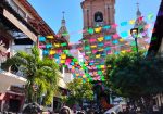 Vallartanses caminando hacia la iglesia de Nuestra Señora de Guadalupe