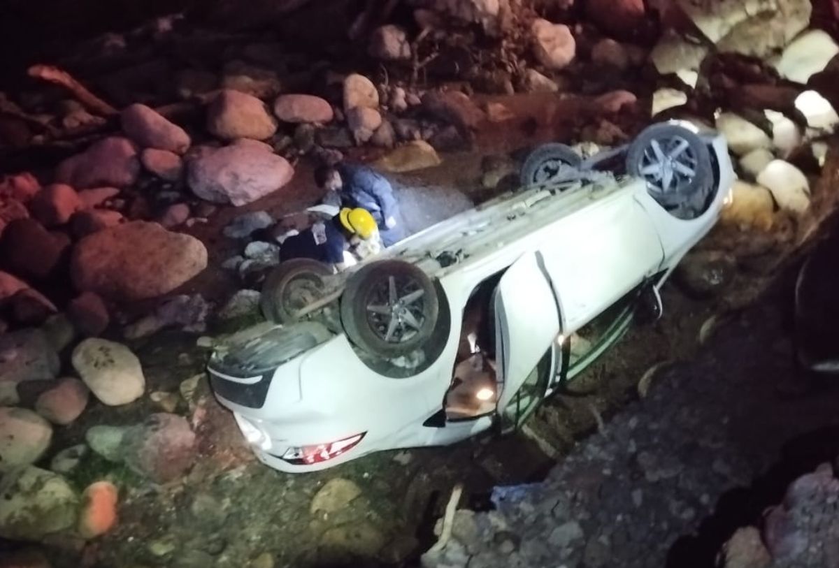 Vehículo tirado en río Cuale