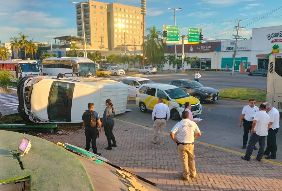 Volcadura en el Fraccionamiento Marina Vallarta