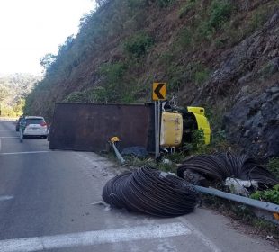 El camión volcado trasladaba material de construcción