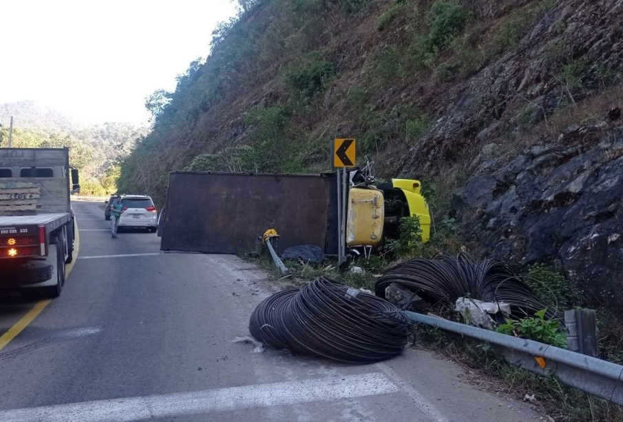 El camión volcado trasladaba material de construcción