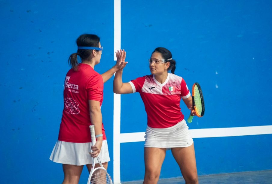 Ximena Plácito y compañera durante competencia de frontenis