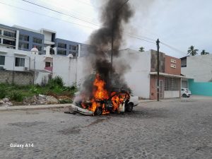 Vehículo incendiándose