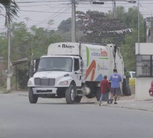 Camión recolector de basura.