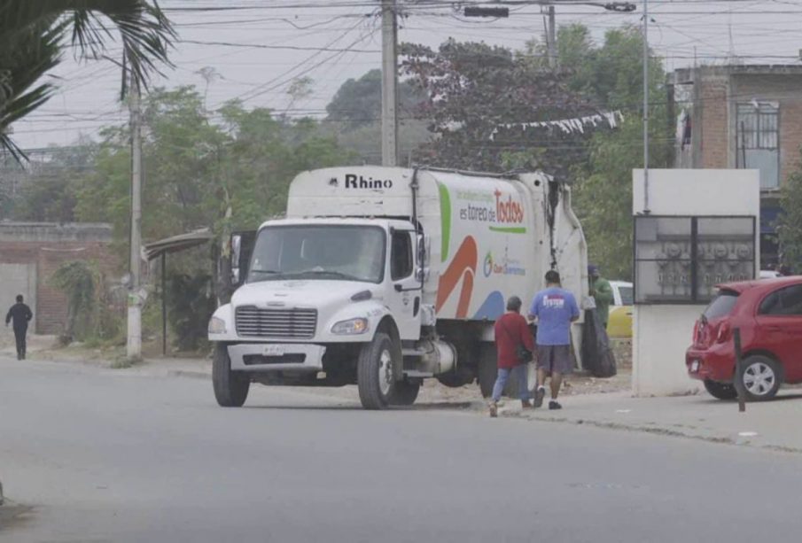 Camión recolector de basura.