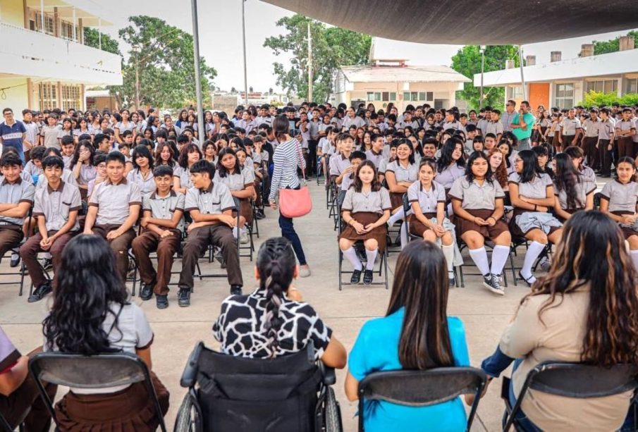 Niños estudiantes en Bahía de Banderas