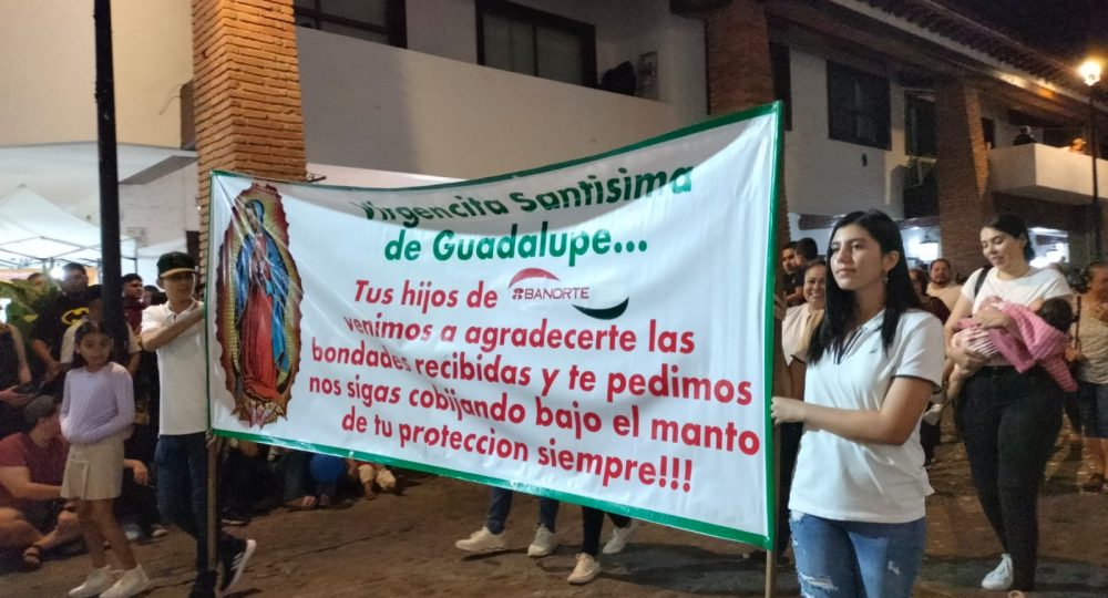 Vallartenses peregrinan con fervor por el centro de Puerto Vallarta