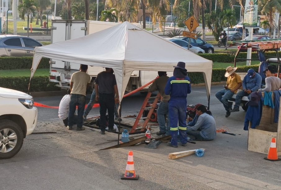 Trabajadores en reparación de alcantarilla rota