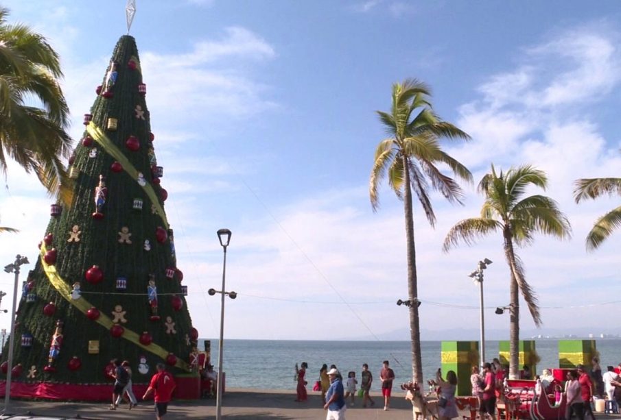 Árbol navidad en el malecón de Puerto Vallarta