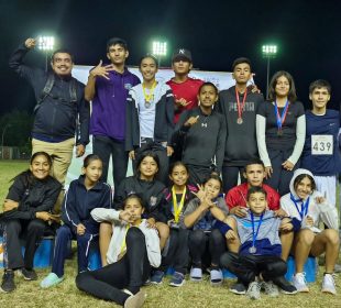 jovenes deportistas con medallas