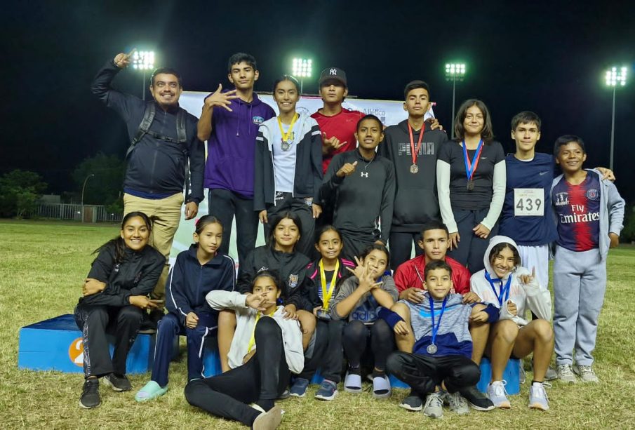 jovenes deportistas con medallas