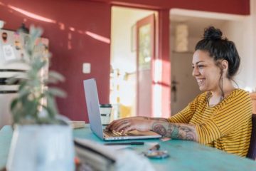 Mujer haciendo home office