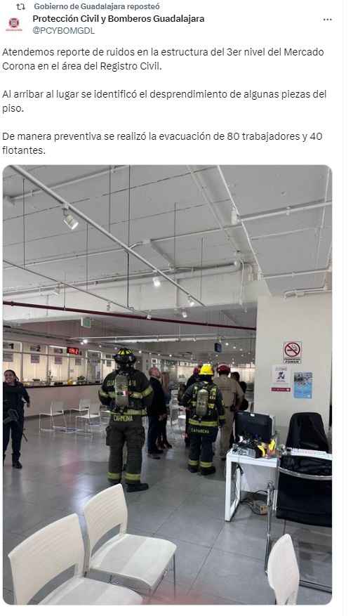 Bomberos en el Mercado Corona.