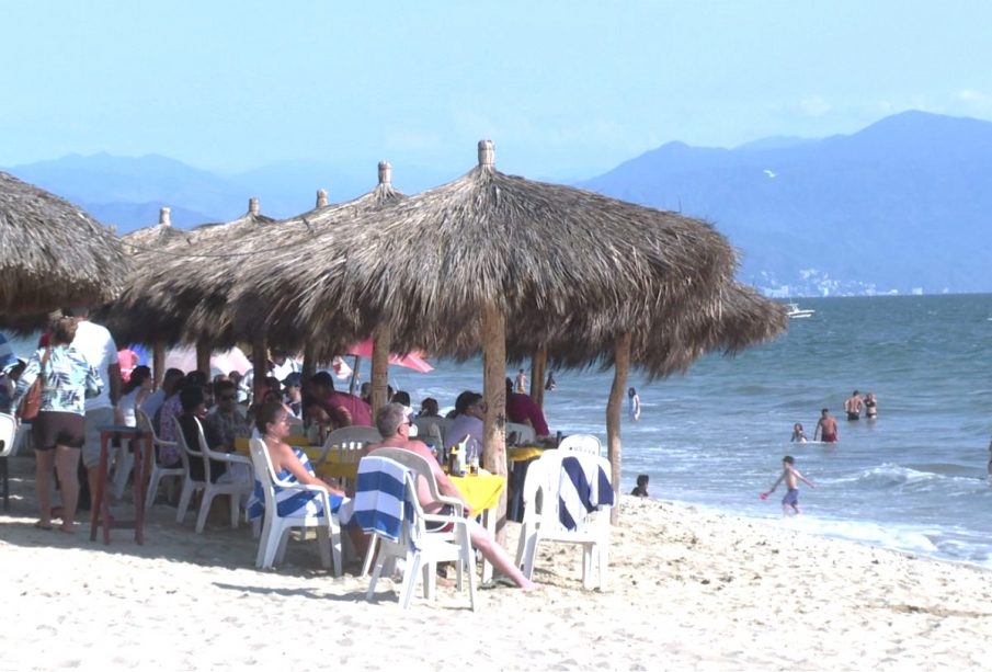 Turistas disfrutan de Bahía de Banderas
