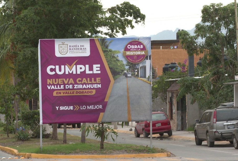 Anuncio sobre obra de nueva calle en Valle Dorado