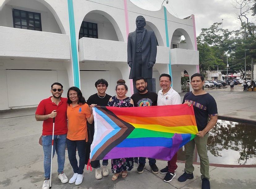 Personas con bandera del orgullo LGBT+